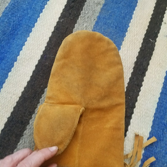 One of a kind Sioux Fringed Buckskin & Fur Mittens - Picture 3 of 5